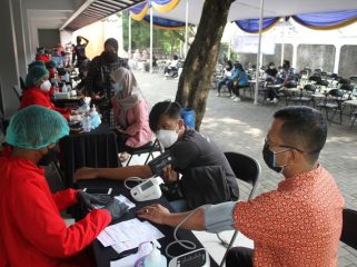 Foto : Masyarakat yang hadir melakukan vaksinasi di kampus Universitas Nusa Mandiri (UNM) kampus Margonda.