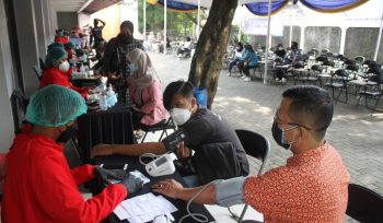Foto : Masyarakat yang hadir melakukan vaksinasi di kampus Universitas Nusa Mandiri (UNM) kampus Margonda.