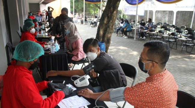 Foto : Masyarakat yang hadir melakukan vaksinasi di kampus Universitas Nusa Mandiri (UNM) kampus Margonda.