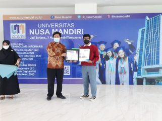 Foto : Penyerahan Hadiah Kepada Pemenang Lomba Content Creator Tiktok