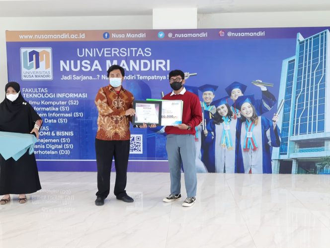 
					Foto : Penyerahan Hadiah Kepada Pemenang Lomba Content Creator Tiktok