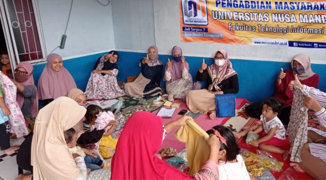 
					Dosen UNM Kenalkan E-Marketing Kepada Ibu-ibu PKK