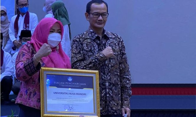 
					UNM Raih Penghargaan