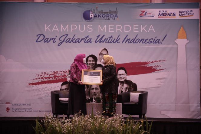 
					UNM Raih Penghargaan