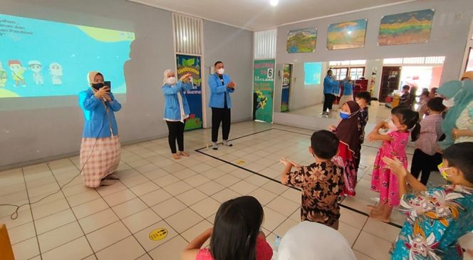 
					Mahasiswa UNM Sukses Laksanakan KKN