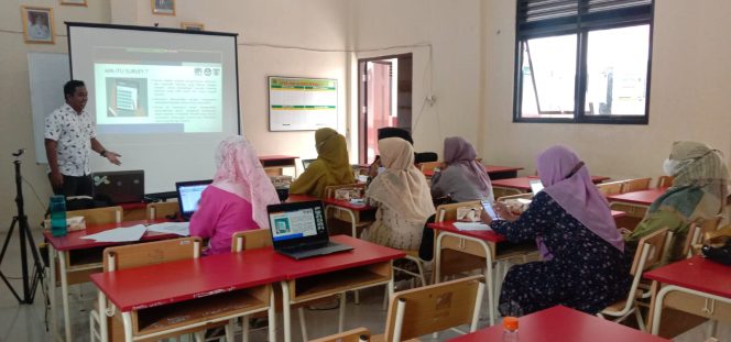 
					Dosen UNM Beri Pelatihan Analisa Data