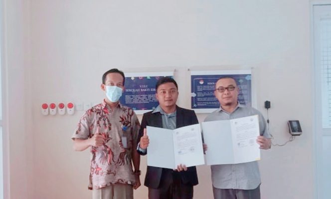 
					UNM Kampus Damai Teken MoU dengan SMK Bakti Idhata