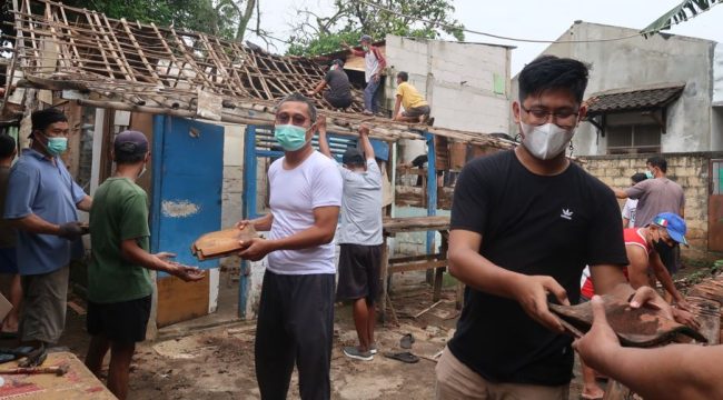 Mahasiswa UNM Bantu Bakti Sosial