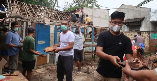 
					Mahasiswa UNM Bantu Bakti Sosial