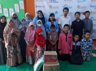 Mahasiswa KKN UNM Berbagi Sembako