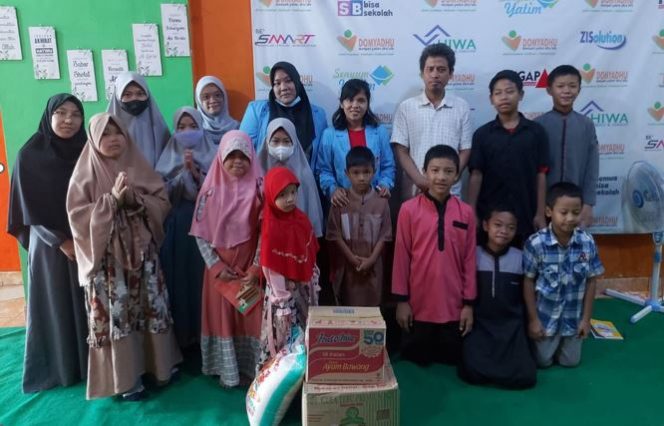
					Mahasiswa KKN UNM Berbagi Sembako