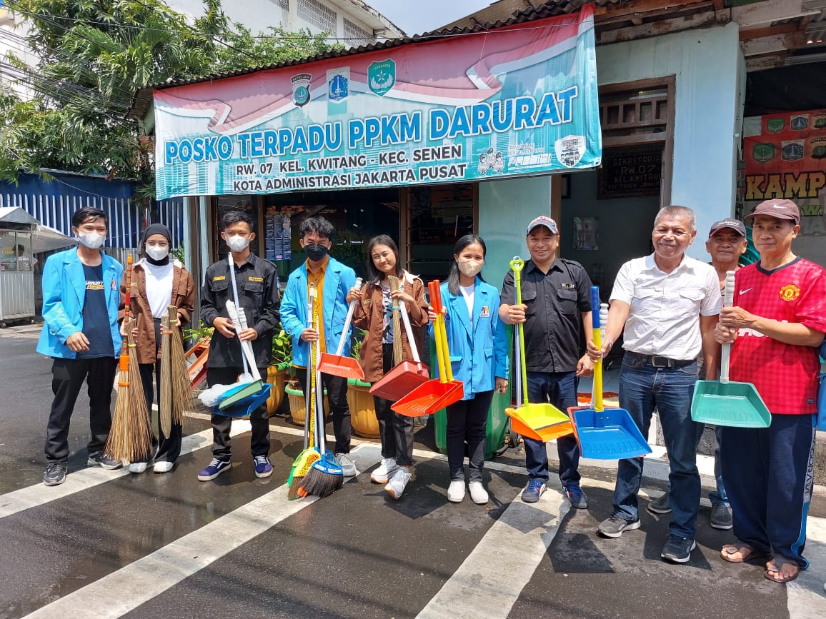 Hibah Alat Kebersihan Mahasiswa UNM kampus Kramat