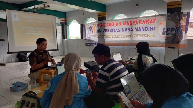 
					Dosen UNM Beri Pelatihan Design Grafis