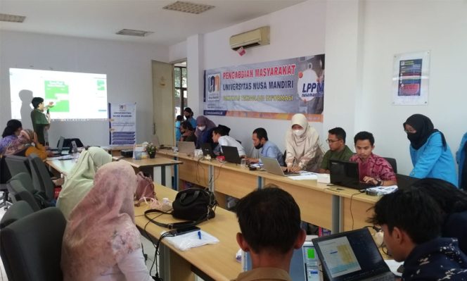 
					Dosen Prodi Sains Data Bagikan Ilmu Pengetahuan