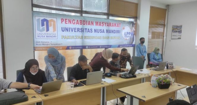 
					Dosen UNM Beri Pelatihan Desain Grafis