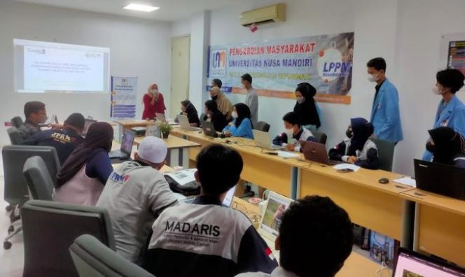 
					Dosen UNM Beri Pelatihan