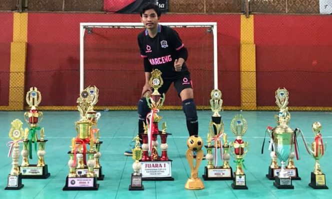 
					Azmi, Si Jago Futsal Raih Beasiswa KIP Kuliah dan Bangga Kuliah di UNM