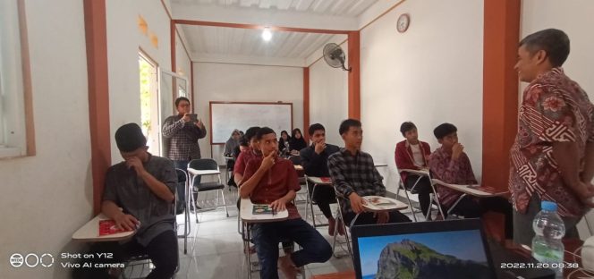 
					Dosen UNM Kenalkan Coding Phyton Pada Santri