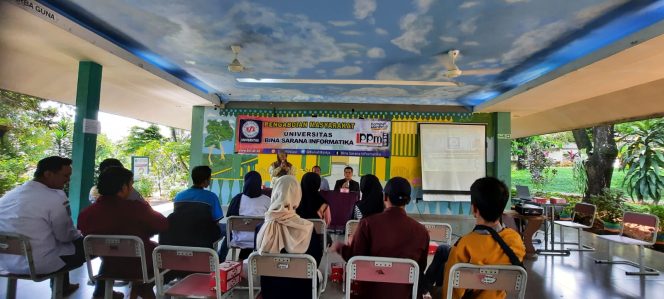 
					Dosen Kampus Digital Bisnis Beri Pelatihan