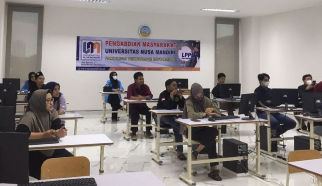 
					Dosen UNM Beri Pelatihan Canva