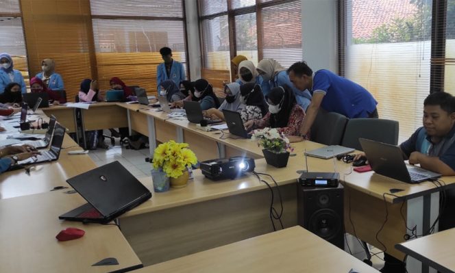 
					Dosen UNM Beri Pelatihan