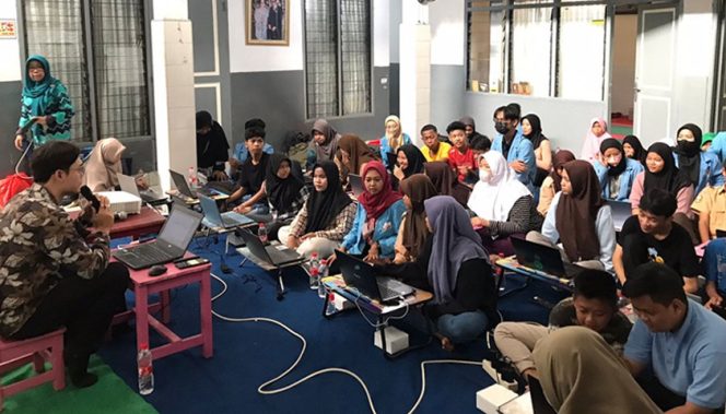 
					Dosen Kampus Digital Bisnis Beri Pelatihan