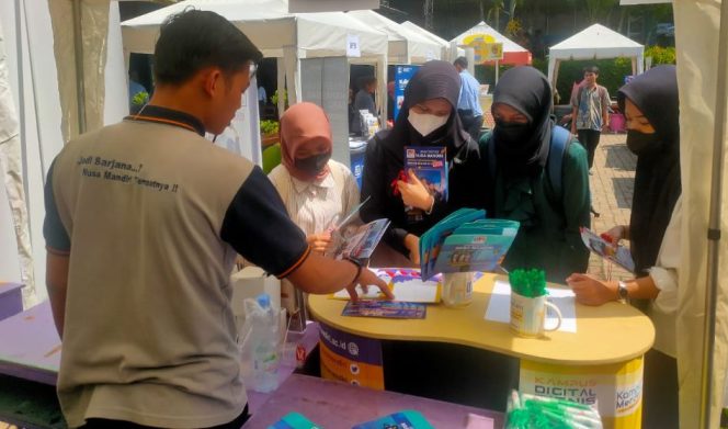 
					UNM Kampus Margonda Buka Booth