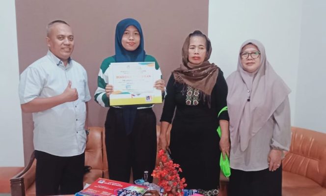 
					UNM Beri Beasiswa Kuliah