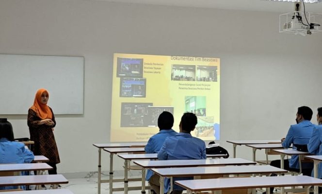 
					Tim Beasiswa Beri Pembekalan