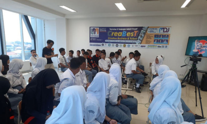 
					CreaBesT Berikan Pengalaman Produksi Podcast Bagi Pelajar