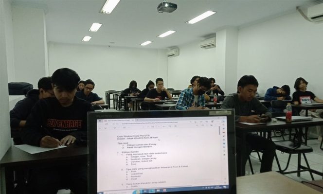
					Mahasiswa Prodi Sistem Informasi Belajar IT Governance