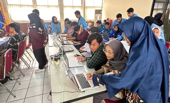 
					Dosen dan Mahasiswa UNM Beri Pelatihan UI/UX