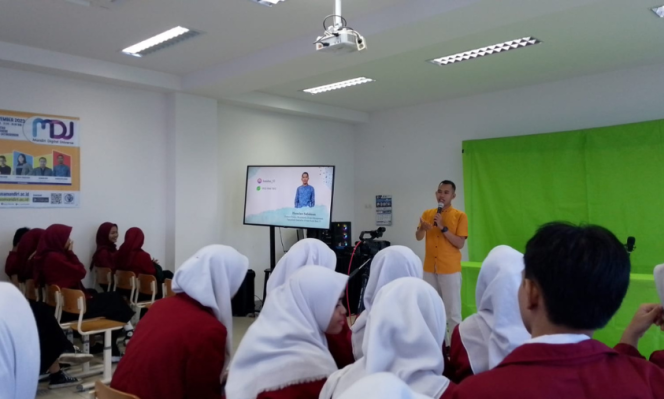 
					Event CreaBesT UNM : Podcast Jadi Salah Satu Media Komunikasi Digital Populer