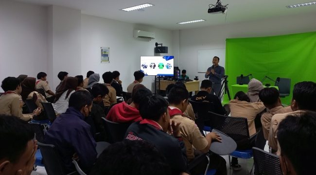 Pemanfaatan Green Screen pada sesi Exibition CreaBesT, (Dok: Universitas Nusa Mandiri)