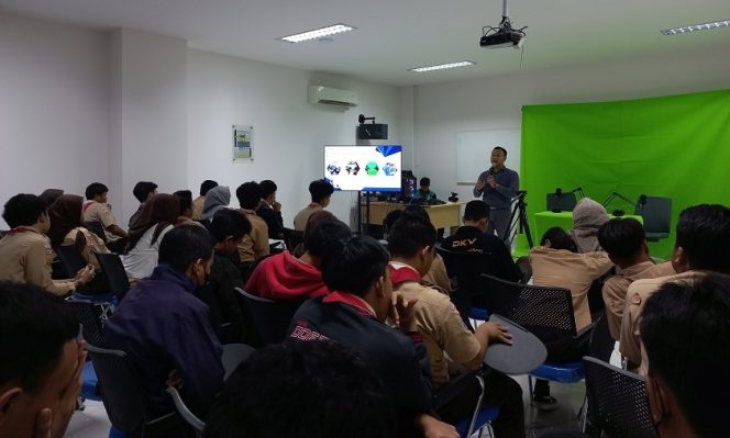 
					Pemanfaatan Green Screen pada sesi Exibition CreaBesT, (Dok: Universitas Nusa Mandiri)