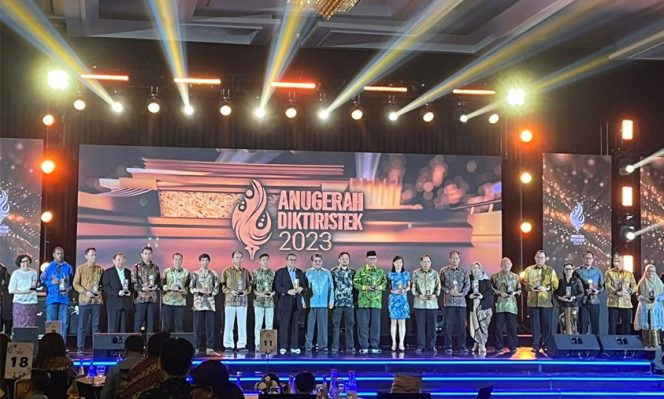 
					UNM Raih Penghargaan Bergengsi 