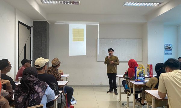 Pelatihan Perancangan Aplikasi Layanan Administrasi Berbasis UI/UX 