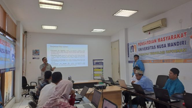 
					Dosen Universitas Nusa Mandiri Beri Pelatihan