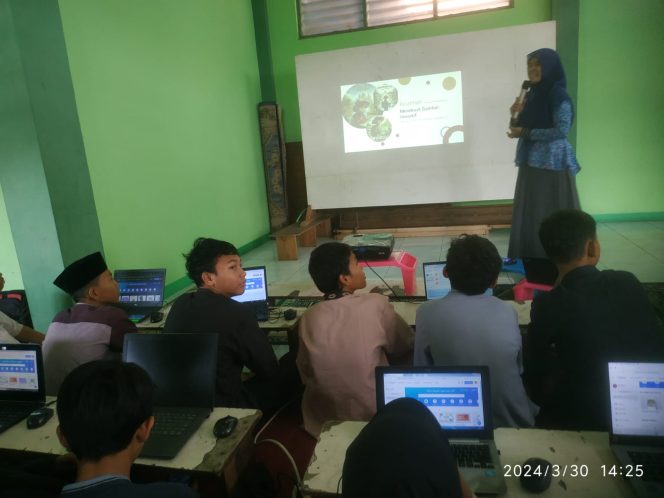 
					Dosen Universitas Nusa Mandiri Beri Pelatihan
