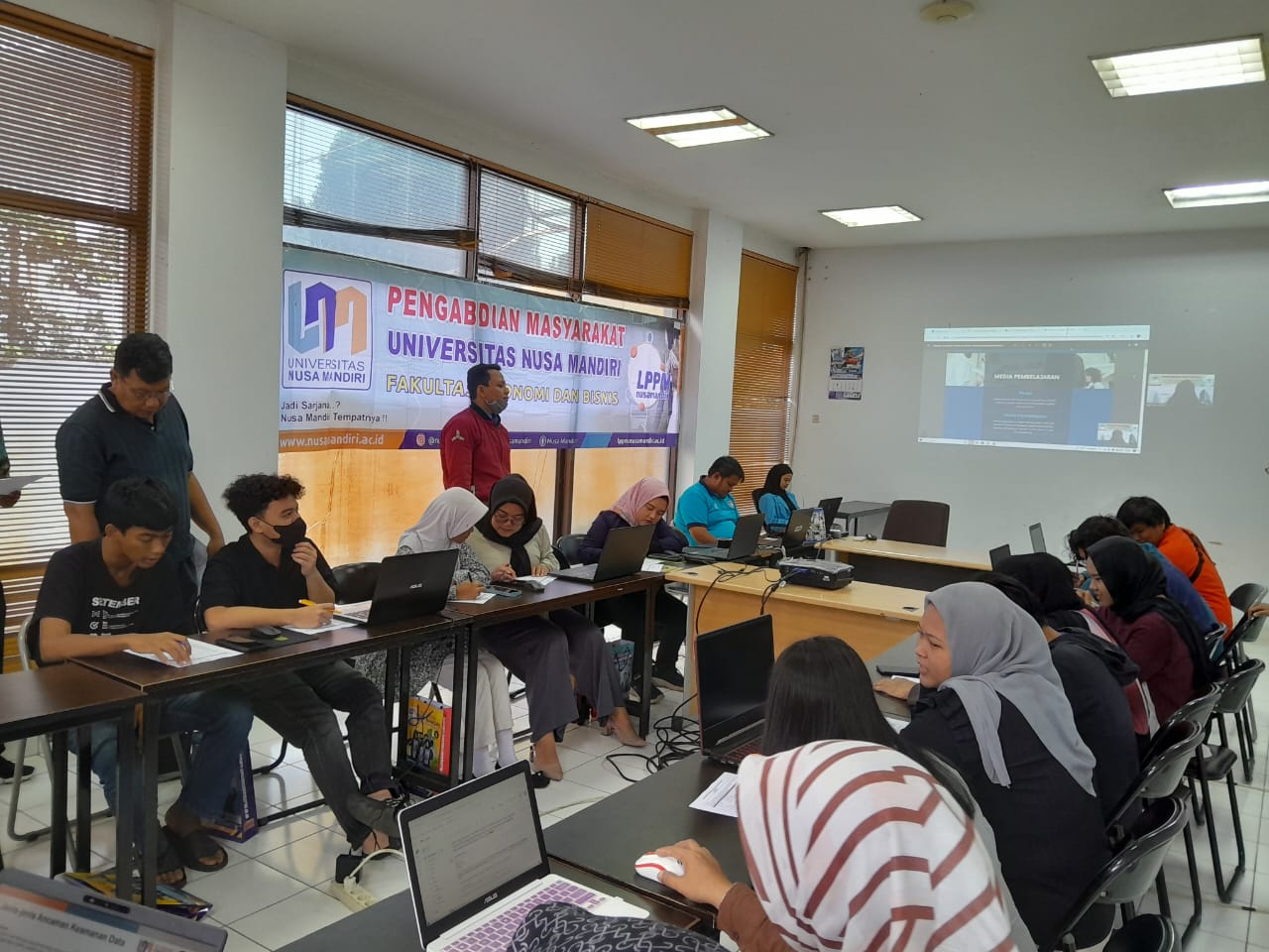 Dosen Prodi Bisnis Digital Beri Pelatihan