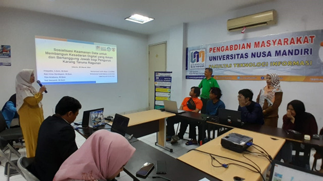 Dosen Universitas Nusa Mandiri Berikan Sosialisasi Keamanan Data