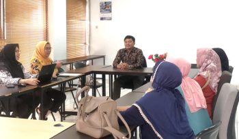 Dosen UNM Buka Forum Diskusi Dengan Kader PKK Ragunan