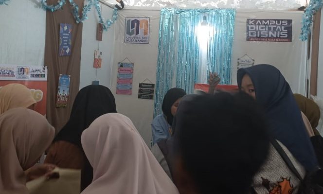 
					Pembeli Serbu Stand UNM di KMI Expo 2024