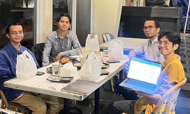 
					Magang sebagai UI/UX Designer dan Web Developer