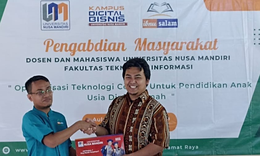 Dosen Universitas Nusa Mandiri Beri Dana Bantuan