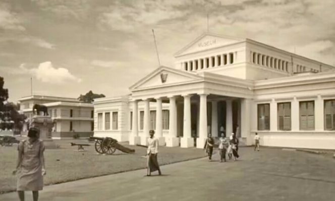 
					Perpustakaan Pertama di Indonesia