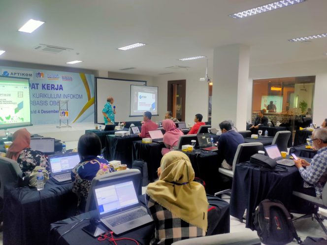 
					APTIKOM dan Universitas Nusa Mandiri