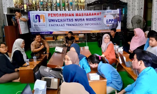 
					Dosen Fakultas Teknologi Informasi UNM Tingkatkan Kompetensi Digital Masyarakat