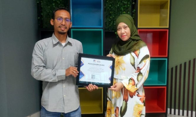 
					Johan Hendri Prasetyo Raih Penghargaan Dosen Terbaik