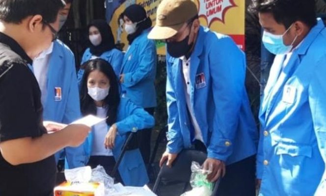 
					Mahasiswa Universitas Nusa Mandiri Kampus Jatiwaringin Bagikan Takjil